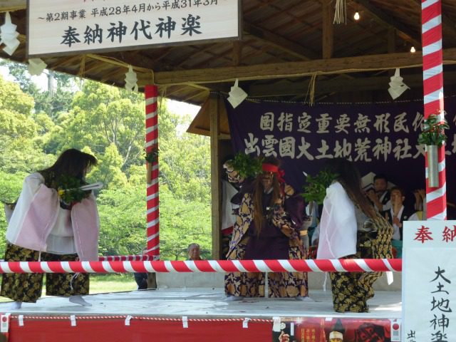 連休期間中の神楽奉納