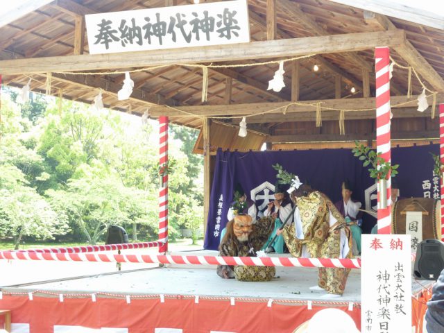 連休期間中の神楽奉納