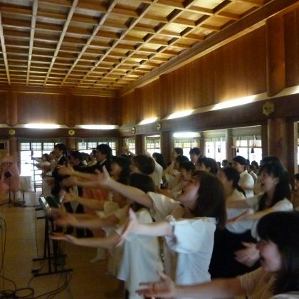 合唱と舞の奉納