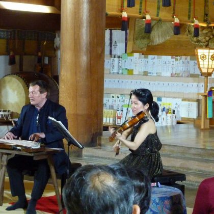 ヴァイオリンとチターの演奏奉納