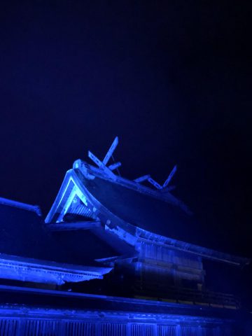 「しまね秋の海ごみゼロウィーク」出雲大社の御本殿・八足門ブルーライトアップ